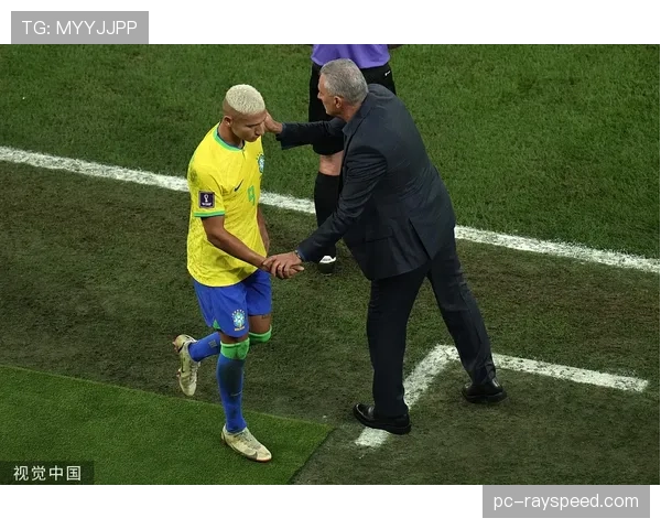 维尼修斯训练课后加练：在高速带球中对不同传球路线的选择